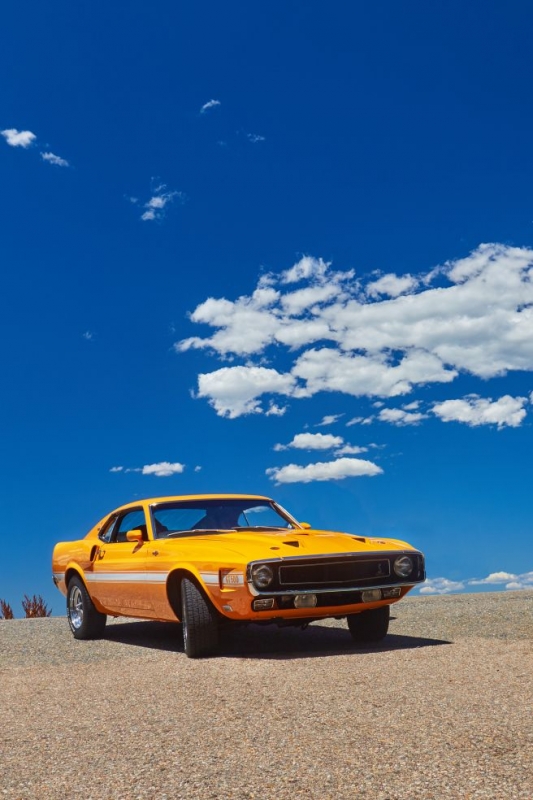 Geltonas automobilis