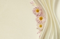 Baltas atlaso fonas su gėlėmis 